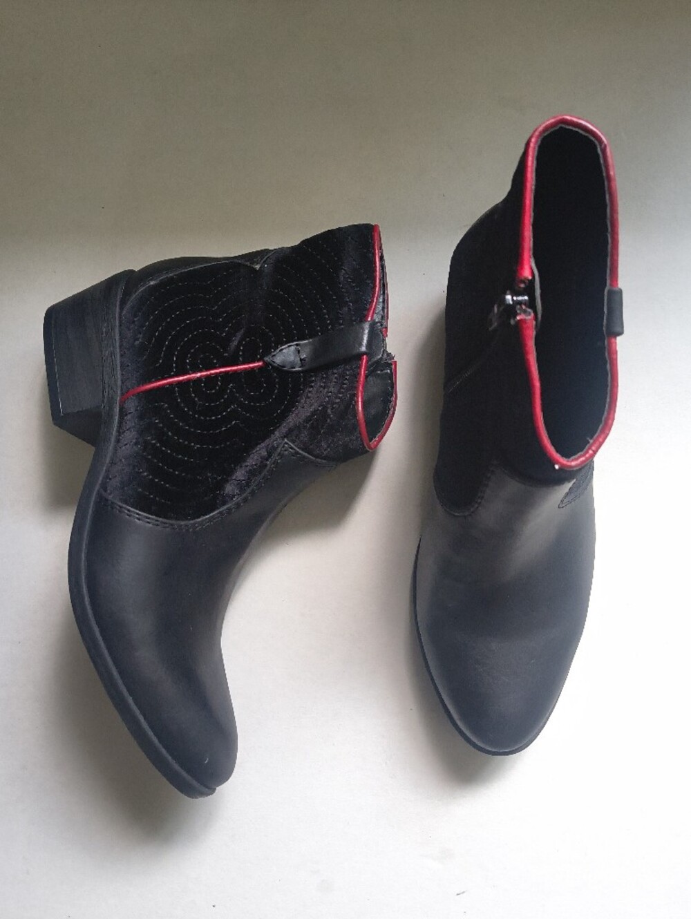 Baretraps Ankle Boots Size 6 Black Velvet faux Leather Block Heel Red Trim